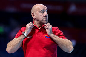 Ivica Tucak se drži za kragnu na majici.