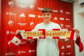 Luka Živojinović tokom potpisivanja ugovora u prostorijama KK Crvena zvezda