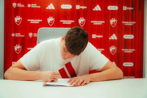 Luka Živojinović tokom potpisivanja ugovora u prostorijama KK Crvena zvezda