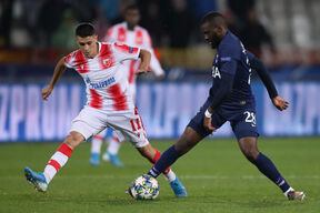 Bivši fudbaler Totenhema Tangi Ndombele protiv Crvene zvezde.