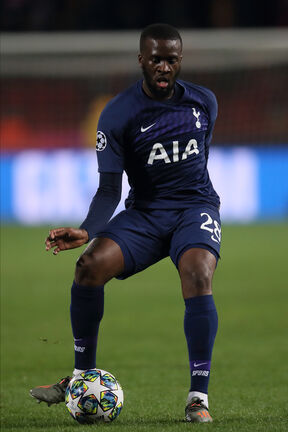 Bivši fudbaler Totenhema Tangi Ndombele protiv Crvene zvezde.