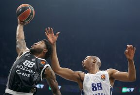 Kaj Džouns u skoku za loptu sa Tajrikom Džounsom