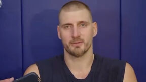 Nikola Jokić daje izjavu pred Oklahomu