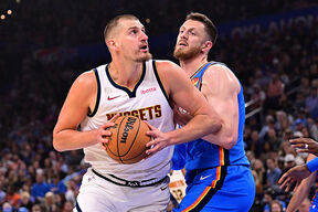 Nikola Jokić u duelu sa Hartenštajnom.