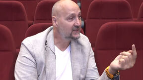 Dino Rađa na TV E daje intervju dok sedi na crvenim stolicama.
