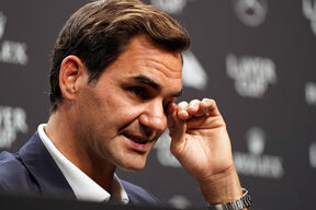 Rodžer Federer briše oči.