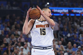 Nikola Jokić hvata defanzivni skok za Denver Nagetse
