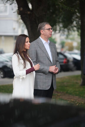 Aleksandar Vučić u redu za glasanje (1).jpg