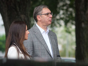 Aleksandar Vučić u redu za glasanje (1).jpg