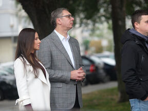 Aleksandar Vučić u redu za glasanje (1).jpg