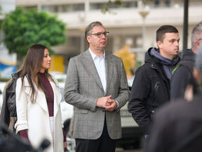 Aleksandar Vučić u redu za glasanje (1).jpg