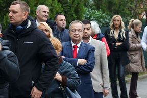 Ivica Dačić u redu za glasanje (1).jpg