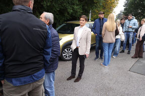 Ana Brnabić u redu za glasanje (2).jpg