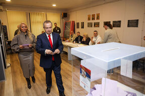 Ivica Dačić glasao (7).jpg