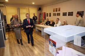 Ivica Dačić glasao (7).jpg