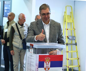 Aleksandar Vučić glasao sa suprugom (1).jpg