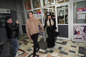 Jelena Karleuša sa dečkom na glasanju (1).jpg