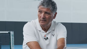 Toni Nadal daje intervju u beloj majici.