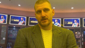 Nikola Jokić u sakou daje izjavu u svlačionici Denvera.