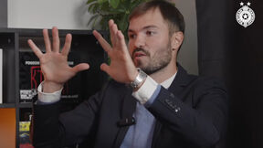Stefan Čupić u odelu u podkastu FK Partizan.