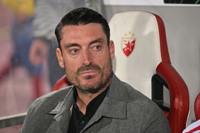 Albert Rijera izbliza dok sedi na klupi Crvene zvezde