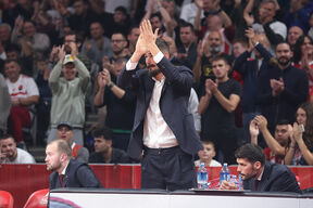 Nikola Kalinić otpozdravlja publici sa tri prsta na Zvezda Makabi