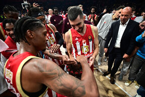 Ognjen Dobrić sa rođendanskom tortom u Areni posle meča Zvezda Makabi