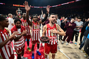 Ognjen Dobrić sa rođendanskom tortom u Areni posle meča Zvezda Makabi