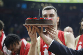 Ognjen Dobrić sa rođendanskom tortom u Areni posle meča Zvezda Makabi