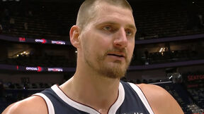 Nikola Jokić daje izjavu u dresu Denvera.