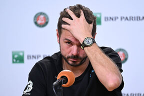 Sten Vavrinka se drži za glavu.