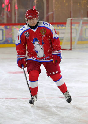 Vladimir Putin igra hokej (1).jpg