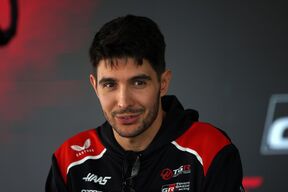 Vozač u Formuli 1 Esteban Okon izbačen iz tima tokom trkačkog vikenda.