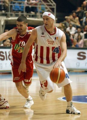 Ćelavi pobedili brkajlije