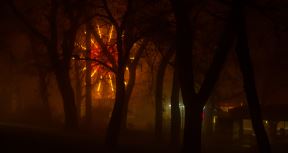 Usamljeni zabavni park pod maglom
