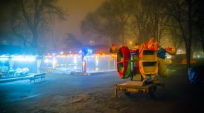 Usamljeni zabavni park pod maglom