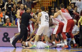 Sramotna tuča u derbiju između košarkaša Partizana i Crvene Zvezde