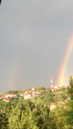 Pojavi se dugaaa... ne, čekaj, dve duge!
