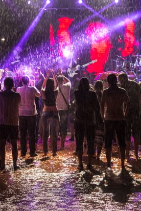 Koncert u bazenu