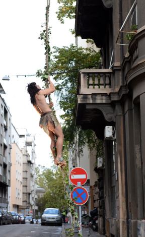 Beogradjani su danas mogli da prisustvuju neobičnom prizoru, Tarzan je visio sa lijane na Topličinom vencu.