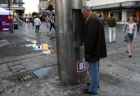 Neobična česma na Trgu republike u Beogradu iznenadila je prolaznike