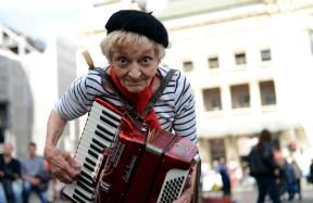 Solisti i Hor Opere Narodnog pozorišta izveli su performans na Trgu Republike u cilju promovisanja predstojeće obnove opere Travijata