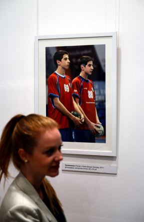U „Progresu“ otvorena izložba „Odraz“ inspirisana fotografijama identičnih blizanaca.