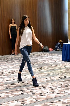 Nekoliko stotina devojaka učestvovalo na velikom kastingu za Fashion Week koji je održan je u hotelu Metropol Palace u Beogradu.