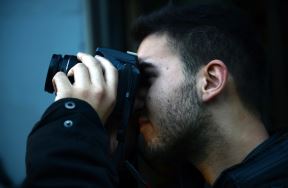 Srđan, nesvršeni student veterine iz Šapca, voli da pobegne od učenja tako što izađe u grad i fotografiše. 