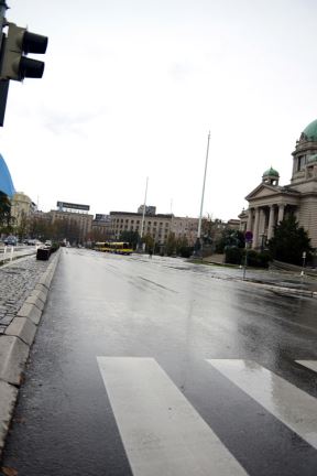 Mere bezbednosti povodom održavanja vojne parade su od ranog jutra mogli da osete kako vozači tako i pešaci na ulicama Beograda.