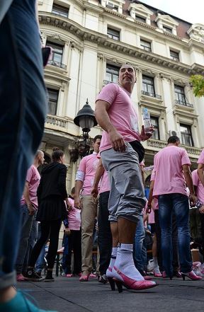 Muškarci su trčali u roze štiklama, u borbi protiv karcinoma dojke.