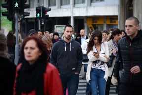 Ljudi danas ne odvajaju pogled od mobilnog telefona, u svakoj prilici, u društvu, dok piju kafu, šetaju ljubimca, ne odvajaju pogled od ekrana.