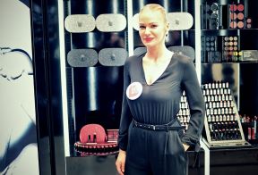 Nataša Bekvalac učestvovala je na humanitarnoj akciji, povodom Svetskog dana borbe protiv side, u TC Ušće u Beogradu.