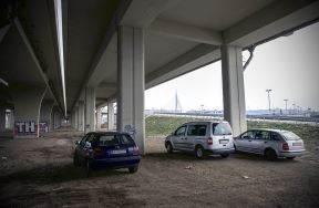 "Divlji" parking kod buvljaka na Novom Beogradu.